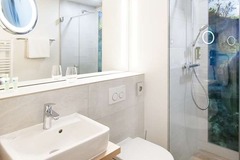 Guest room bath