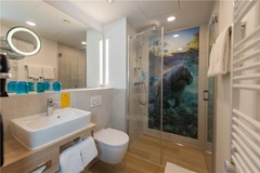 Guest room bath