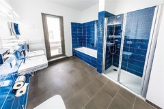 Guest room bath