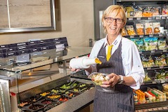 Salatbar
Unsere zwei fleißigen Fachkräfte aus unserer „Schnibbelküche“ richten für Sie jeden Tag unsere sechs Meter lange Salatbar her.

Hier finden Sie frische verschiedene Salate zum Mitnehmen, vom herzhaften Kartoffelsalat bis hin zum Obstsalat.