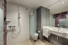 Premier Inn Düsseldorf City Friedrichstadt hotel bathroom with shower