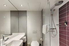 Premier Inn Düsseldorf City Friedrichstadt hotel bathroom with shower