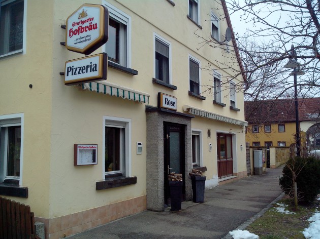 Pizzeria Rose: Hier noch einmal unsere Außenansicht von der anderen Seite