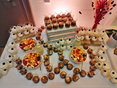 Buntes Dessertbuffet mit frischem Obstsalat, Panna Cotta und Schokomousse im Glas. Süßer Abschluss für Ihr Catering bei Hochzeiten und Firmenfeiern von Christians Catering Bernburg.