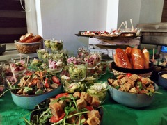 Frisches Vorspeisen- und Salatbuffet im Glas mit Laugengebäck. Erstklassiges Fingerfood-Catering für Firmenevents, Jubiläen und Hochzeitsfeiern von Christians Catering Bernburg.