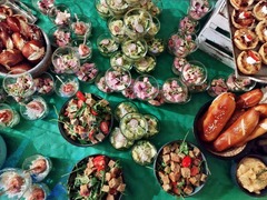 Vielseitige Vorspeisen-Auswahl mit Salaten im Glas, Herzhaftem & Laugenstangen. Individuell zusammengestelltes Buffet von Christians Catering Bernburg für Events aller Art.
