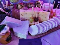 Ansprechende Käseplatte und Feinkost-Häppchen von Christians Catering Bernburg. Erstklassiges Fingerfood-Catering für Firmenempfänge, Business-Events und Familienfeiern.