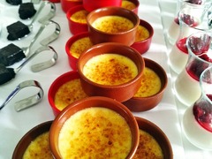 Hausgemachte Crème Brûlée und Dessert-Variationen im Glas von Christians Catering in Bernburg. Süße Highlights für Ihr Hochzeitsbuffet, Jubiläum oder Firmenevent.