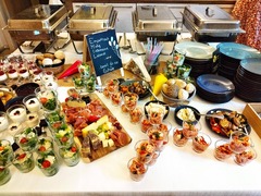 Reichhaltiges Einschulungs- und Eventbuffet mit Chafing Dishes, Vorspeisen und Salaten von Christians Catering Bernburg – Ihr Vollservice-Caterer für Familien- und Firmenfeiern.