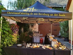 Event-Buffetstand im Freien von Christians Catering Bernburg. Professionelles Outdoor-Catering, BBQ mit Live Cooking und Equipmentverleih für Sommerfeste und Hochzeiten.