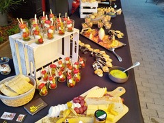 Stilvoll arrangiertes Buffet mit frischer Käseauswahl, Antipasti und Fingerfood-Spießen von Christians Catering Bernburg für Hochzeitsfeiern un