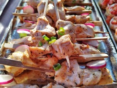 Frisch gegrillte Hähnchenspieße liebevoll garniert. Exklusives BBQ-Catering und warme Speisen aus frischen Zutaten von Christians Catering Bernburg & Region.