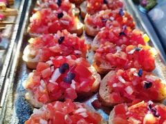 Knuspriges Bruschetta mit frischen Tomaten und Kräutern. Feines Fingerfood-Catering von Christians Catering in Bernburg für Empfänge, Events und Feierlichkeiten.