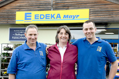 Die Inhaber: Martina und Wolfgang Mayr
Der Inhaber des Marktes, Herr Mayr, erlernte ursprünglich den Beruf des Metzgers. Im Jahr 1993 wurde jedoch das Gebäude mitsamt EDEKA Markt übernommen. Noch heute besteht dieser am selben Standort und wird von Frau M