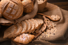 Bäckerei/Backshop
Im Bereich vor der Kasse findest Du unsere Bäckerei, an der Du kurz innehalten und Dich mit köstlichen Backwaren versorgen kannst. Es stehen Dir aber auch 60 Plätze zur Verfügung, sodass Du Dich entspannt setzen und Kaffee oder Kuchen ge