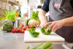 MUNDFEIN Mitarbeiter schneidet Paprika