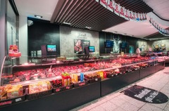 Frischetheke
Die großzügige Frischetheke wird von kompetenten und freundlichen Mitarbeitern geführt, die Sie fachkundig bei Ihrer Auswahl von Fleisch, Käse sowie Wurstwaren beraten.