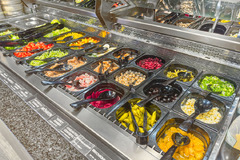 Vegane und vegetarische Produkte (Feinkost)
Bei uns finden Sie ebenso eine wachsende Auswahl an vegetarischen und veganen Alternativen. Ob gekühlt oder nicht – für die vegane Ernährung stehen Ihnen unsere Produkte zur Verfügung.
Dazu bieten wir Ihnen auch