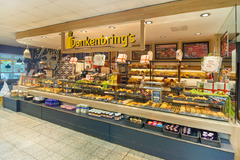 Bäckerei & Bistro
Im Vorkassenbereich befindet sich unsere Bäckerei mit Bistro mit zahlreichen Sitzmöglichkeiten im Innen- und Außenbereich.
Mit Leidenschaft verkaufen wir nicht nur Biobrot, süßes Gebäck und Kuchen, sondern auch unsere beliebten Mettbrötc