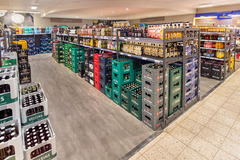 Getränke
In unserer integrierten Getränkeabteilung finden Sie sowohl alkoholfreie als auch alkoholische Getränke. Ob Kastenware, Mehr- und Einwegprodukte – alles ist auf kurzem Weg erreichbar.
Sie finden unter anderem Wasser, Säfte, Schorlen oder auch Lim