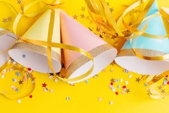 Spielwaren & Feiern
In unserer Spielwarenabteilung werden Kinderherzen höherschlagen. Neben der vielfältigen Auswahl von Spielwaren bekommen Sie bei uns auch die beliebten Spielfiguren von „Schleich“. Die tierischen Helden, der Traditionsfirma aus Schwäbi
