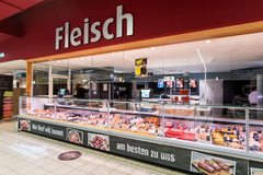 Frischetheke
Landgemachter Genuss vom Feinsten: Viele Kunden kommen allein wegen der nach alten Familienrezepten hergestellten Spezialitäten der Fleischerei Wölfing. Die Schlachter aus Lübbecke produzieren noch in bester handwerklicher Tradition. Echt wes