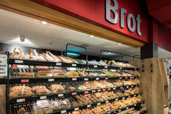 Bäckerei und Backshop
Allein der Duft ist ein Genuss!

Kross splittern die knusprigen Brötchen. Beim Anblick der frisch gebackenen Brote mit goldbrauner Kruste läuft das Wasser im Mund zusammen. Dazu zahlreiche süße Versuchungen. Unser tägliches Brot von 