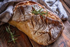 Bäckerei und Backshop
Allein der Duft ist ein Genuss!

Kross splittern die knusprigen Brötchen. Beim Anblick der frisch gebackenen Brote mit goldbrauner Kruste läuft das Wasser im Mund zusammen. Dazu zahlreiche süße Versuchungen. Unser täglich Brot von Sc