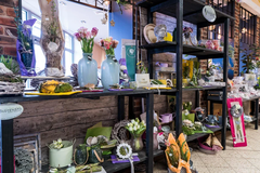 Blumen
„Ich liebe dich.“ Oder „Danke schön“ – sagen Sie es durch die Blume.

Blumen sind eines der schönsten Komplimente, manchmal auch an uns selbst. Bringen Sie Farbe ins Leben: Ob als bunte Überraschung oder zum Geburtstag, wir haben den passenden Stra
