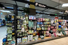 Tchibo-Shop
Frische Bohnen und frische Ideen:
Entdecken Sie neben Kaffee und Reisen jede Woche eine neue Welt! Sportlich, stylish, für die ganze Familie. Lassen Sie sich inspirieren!