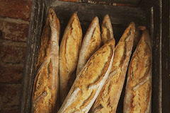 Bäckerei und Bake-off
Im Eingangsbereich unseres Marktes begrüßt Sie die EDEKA Bäckerei mit dem kombiniert herrlichen Duft frischer Backwaren und aromatischer Kaffeekreationen. Freuen Sie sich auf luftige Brötchen, Brezeln und Baguette, wählen Sie zwische