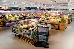 OBST- UND GEMÜSE
Bei Obst und Gemüse achten wir stets auf eine große Auswahl und auf viele regionale Produkte. Wir bieten ein sehr tiefes Sortiment, das mit großer Vielfalt brilliert. Eine Benebelungsanlage sorgt dafür, dass die Artikel länger frisch blei