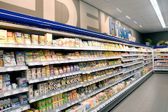Molkerei Produkte
Bei unseren Molkereiprodukten setzten wir vor allem auf regionale Artikel. Wir bieten Ihnen eine riesige Vielfalt an Käse, Milch, Joghurt oder Aufstrichen. Räucherfisch oder frische Forellen erhalten wir zudem von unserem Fischlieferant.