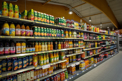 Getränkemarkt / Getränkeabteilung
In unserem separaten Getränkemarkt wartet auf einer Verkaufsfläche von 700 Quadratmetern ein Sortiment von 5.000 verschiedenen Getränken. Wir führen nichtalkoholische Getränke wie unter anderem Wasser, Softdrinks, Schorle