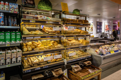 Bäckerei / Bake Off
Wer nach den herzhaften Angeboten unserer Frischetheke Lust auf süßes Gebäck bekommen hat, erreicht nach wenigen Schritten unsere Bake off-Station. Wir backen mehrmals täglich Produkte frisch auf, unter anderem von Aryzta Tiefkühlware.