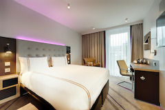 Premier Inn Hamburg City Klostertor hotel bedroom with double bed