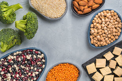 VEGANE ABTEILUNG
Im gesamten Markt finden Sie eine große Auswahl an veganen Produkten. So erhalten Sie veganen Fleischersatz und Aufschnitt sowie viele vegane Fertiggerichte.