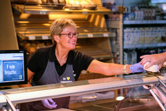 BÄCKEREI
Bei uns können Sie sich von der Bäckerei im Vorkassenbereich verwöhnen lassen. Der herrliche Duft von Broten, Baguettes, Semmeln und Brezen wird Ihnen sicher schon beim Betreten unseres Marktes in die Nase steigen. Wer es lieber süß mag, kommt hi