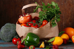 OBST UND GEMÜSE
In unserem Markt bekommen Sie jeden Tag frisches Obst und Gemüse. Einige Erzeugnisse sind saisonal begrenzt und auch diese haben wir im Sortiment, zum Beispiel Spargel oder Erdbeeren. Daneben ist auch eine Auswahl an Schalenfrüchten erhält
