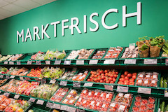 OBST UND GEMÜSE
Vitamine, Vitalität und Geschmack! Wir in Jemgum lieben Frische und natürlichen Genuss. Freuen Sie sich über täglich frisches Obst und Gemüse, häufig in bester Bio-Qualität. Beispielsweise von Demeter, Deutschlands ältestem Bio-Verband. De