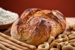 BÄCKEREI
Genuss mit Laib und Seele! Die goldenen Brötchen und das herzhafte Brot mit krosser Kruste sind bereits ein Augenschmaus. Vom kräftig kernigen Vollkornbrot über feines Süßgebäck bis hin zu köstlichen Torten – lassen Sie sich verführen. Unser Tipp