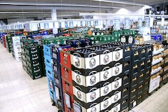 Getränkemarkt
Auf 400 Quadratmetern Verkaufsfläche finden Sie sowohl alkoholfreie als auch alkoholische Getränke. Verbinden Sie bequem Ihren Einkauf in der Markthalle mit dem Einkauf in unserem Getränkemarkt.