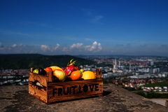 Fruit.Love liefert ihnen Obstkörbe für Unternehmen im flexiblen Frische-Abo in Stuttgart und Umgebung.
Lange Meetings. Zu wenig Zeit. Zu viele Aufgaben. Und zwischendurch auch noch gesund essen? Stress haben wir genug. Deshalb liefern wir dir alles direkt
