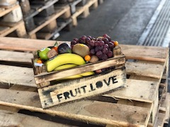 Fruit.Love liefert ihnen Obstkörbe für Unternehmen im flexiblen Frische-Abo in Stuttgart und Umgebung.
Lange Meetings. Zu wenig Zeit. Zu viele Aufgaben. Und zwischendurch auch noch gesund essen? Stress haben wir genug. Deshalb liefern wir dir alles direkt