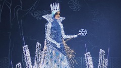 edes Jahr in der Winterzeit kommt „Ella – Die Schneekönigin“ und ihr wunderschönes Gewand aus weiß – blauen Samt, bestückt mit zahlreichen glitzernden Brillanten aus Ihrem Schneeköniginnenschloss heraus, um sich euch zu zeigen.