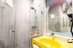 Guest room bathroom
