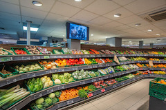 OBST UND GEMÜSE
So frisch, so gut: Unsere Obst- und Gemüseabteilung ist Treffpunkt für Eimsbüttels Genießer. Und ein Fest für alle Sinne. Immer der Nase nach geht es zu den frischesten Kräutern und leckersten Früchten.

Gesund, leicht, lecker und immer öf