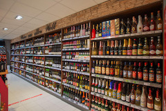 GETRÄNKE
Für jeden Geschmack die richtige Erfrischung: Entdecke die besonders erfrischende Seite des Frischemarkts EDEKA Wucherpfennig: Vom klassischen norddeutschen Pils über süddeutsches Weißbier und alkoholfreiem Bier bis zum exquisiten Hamburger Craft