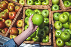 OBST UND GEMÜSE
Eine täglich frische Auswahl an Obst und Gemüse findest du bei uns. Wir legen viel Wert auf unsere regionalen Lieferanten und selbstverständlich sind saisonal auch viele weitere Vitaminbomben im Angebot, beispielsweise fruchtige Erdbeeren 