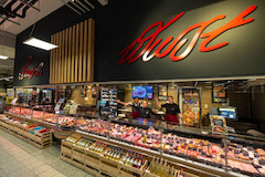 Frischetheke
Unsere Mitarbeiter an der Frischetheke sind Experten und Berater in einem. Gerne erzählen wir dir mehr uber unsere Produkte und bedienen dich mit einer Auswahl an Wurst, Fleisch, Fisch und Käse. Falls du Fragen zum Geschmack oder zur Herkunft